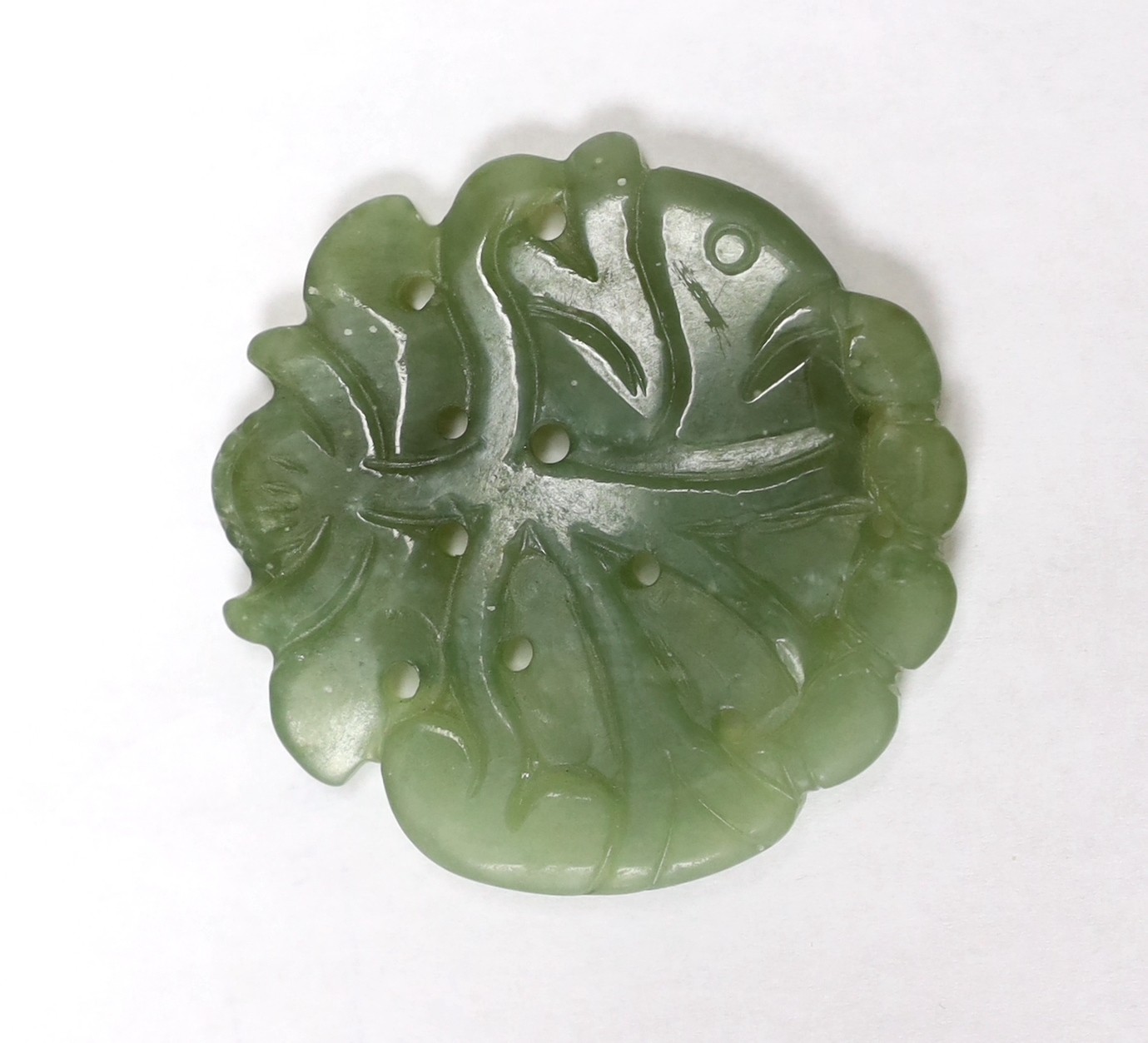 A Chinese carved green hardstone pendant shaped as a fish, 5cm